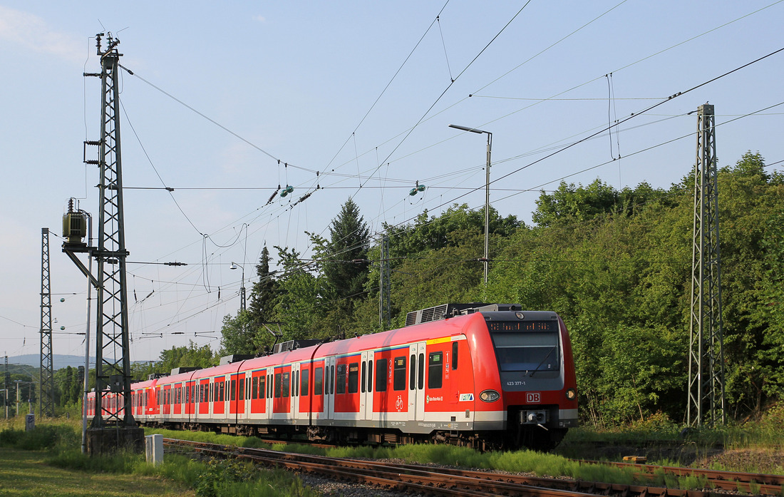 DB Regio 423 377 + 423 450 // Friedrichsdorf (Taunus) // 6. Mai 2015 