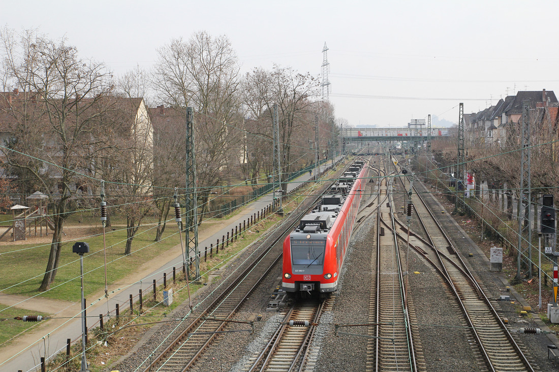DB Regio 423 393 + 423 425 // Frankfurt (Main)-Griesheim //  17. März 2015