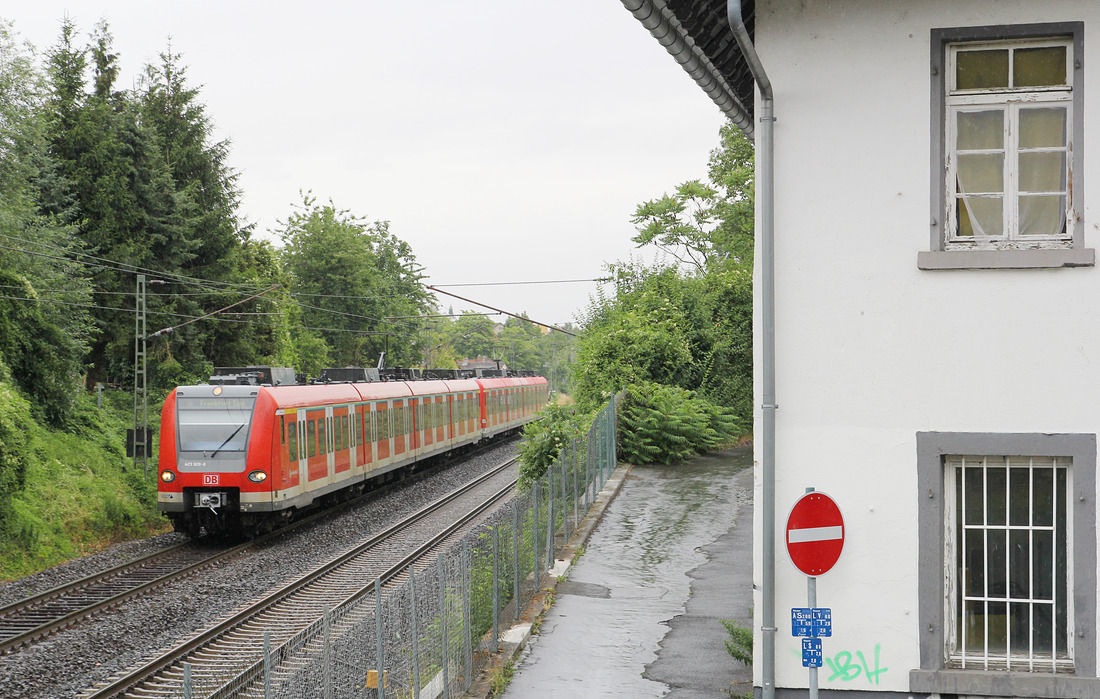 DB Regio 423 420 + 423 xxx // Frankfurt-Eschersheim (Das abgebildete Haus wurde mittlerweile abgerissen.) // 15. Juli 2015