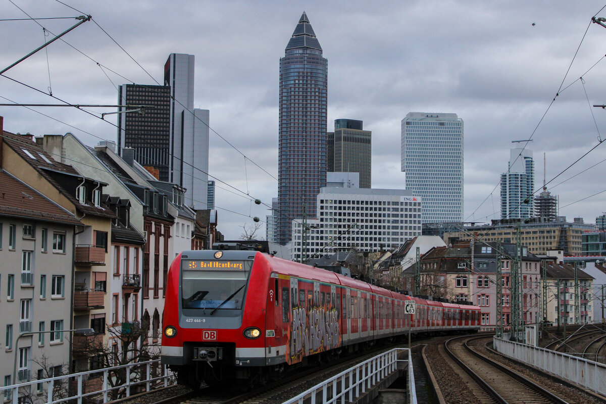 DB Regio 423 444+423 384 als S5, 5. Januar 2021, Frankfurt (Main) West