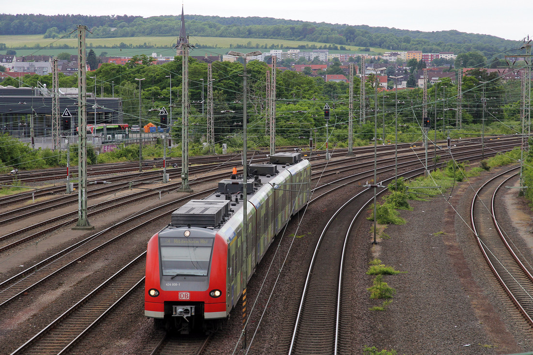 DB Regio 424 008 (mit Bundeswehr-Werbung) als S 4 Bennemühlen - Hildesheim Hbf // Hildesheim // 8. Juni 2017