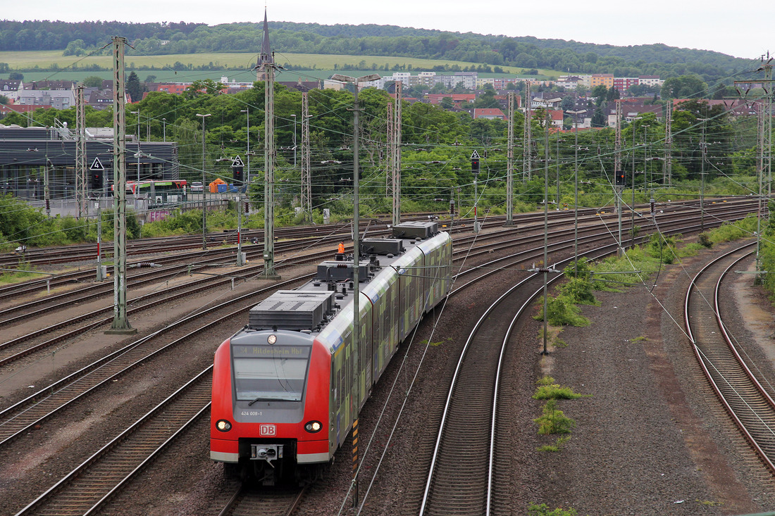 DB Regio 424 008 (mit Bundeswehr-Werbung) als S 4 Bennemühlen - Hildesheim Hbf // Hildesheim // 8. Juni 2017