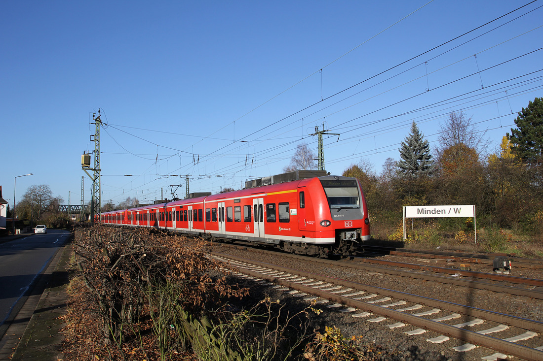 DB Regio 424 015 + 424 xxx // Minden (Westfalen) // 24. November 2014.
Leider ist diese Fotostelle dank einer Lärmschutzwand nicht mehr nutzbar.