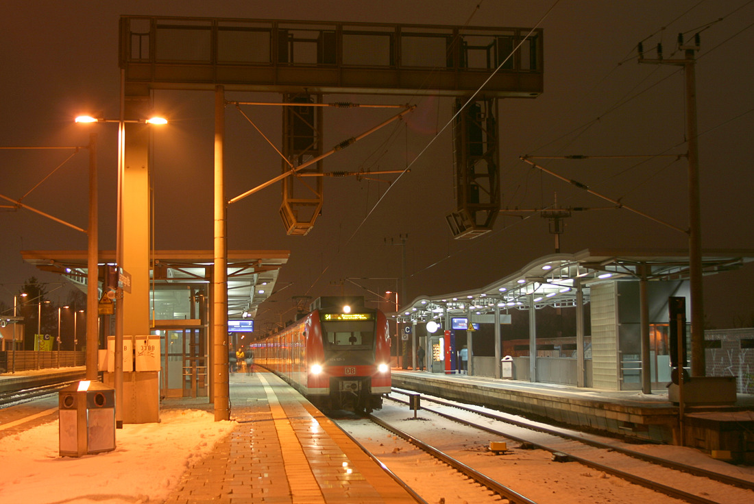 DB Regio 424 021  Wunstorf  + 424 xxx als S 4  Hildesheim Hbf - Bennemühlen. // Langenhagen Mitte // 7. Dezember 2010