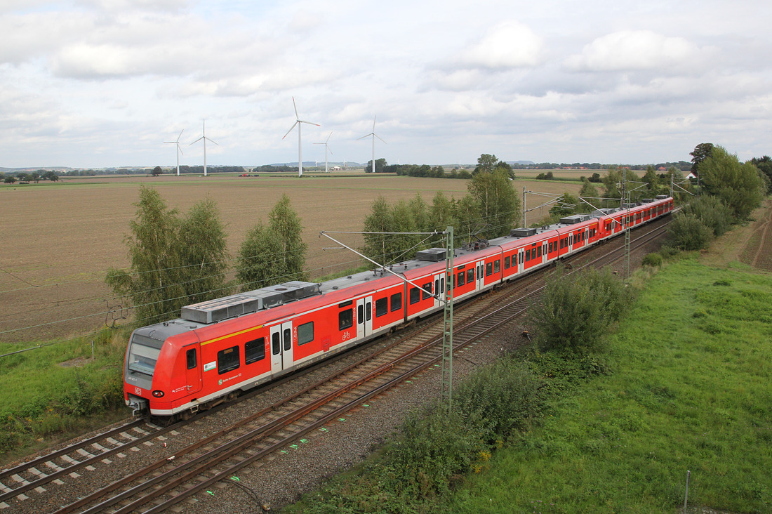 DB Regio 424 023 + 425 043 // Aufgenommen zwischen Bückeburg und Haste (genauer Aufnahmeort unbekannt). // 24. September 2015