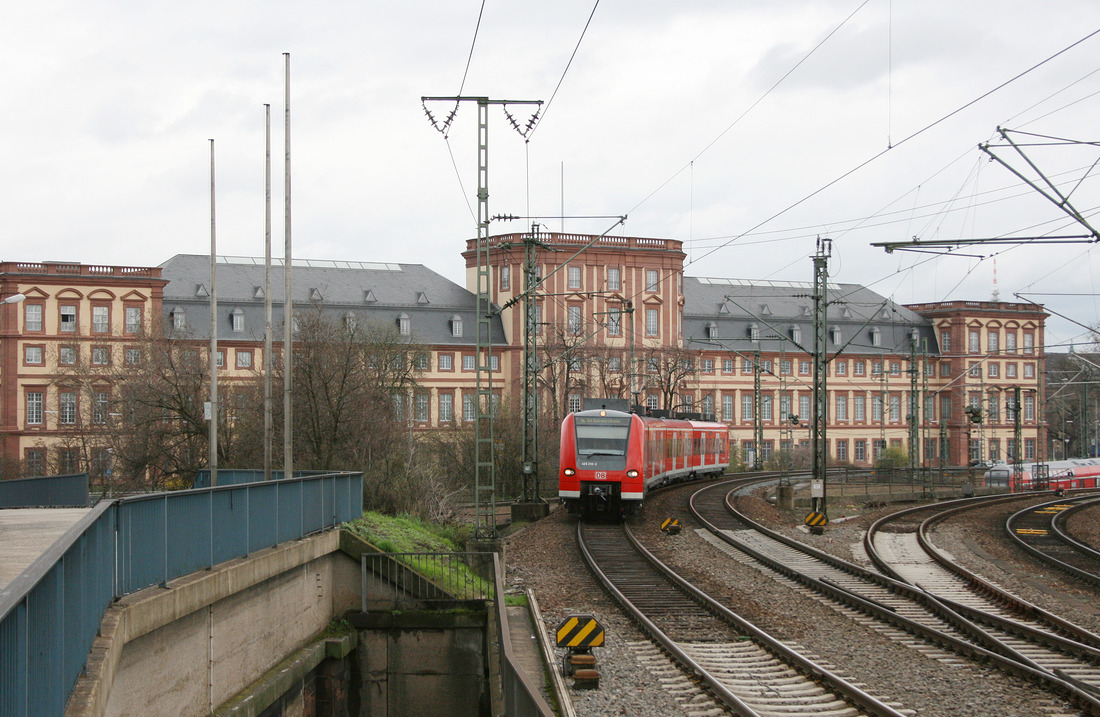 DB Regio 425 210 // Aufgenommen an der nördlichen Einfahrt des Mannheimer Hauptbahnhofs. // 29. März 2010
