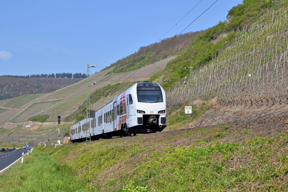 DB Regio 429 107/607 als RE 2 (4254)  SÜWEX  Frankfurt (Main) Hbf - Koblenz Hbf (Bopparder Hamm bei Spay, 16.04.19).
