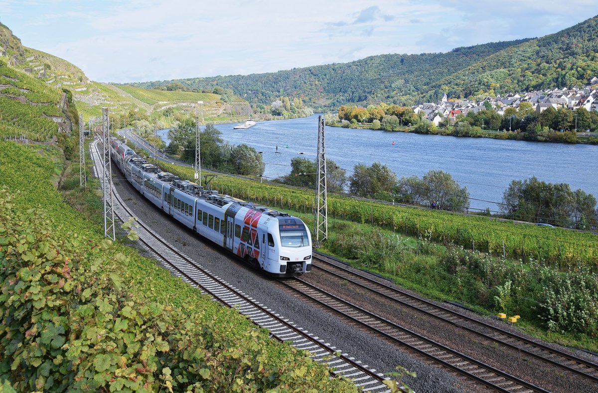 DB Regio 429 117/617 als RE 1 (4120)  SÜWEX  Koblenz Hbf - Homburg (Saar) Hbf und CFL 2317 als RE 11 (5120) Koblenz Hbf - Luxemburg, bis Trier Hbf vereint (Winningen/Mosel, 02.10.17).