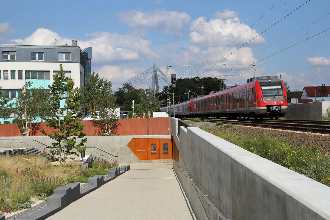 DB Regio 430 xxx + 430 xxx + 430 139 (Nachschuss) // Raunheim // 9. September 2015