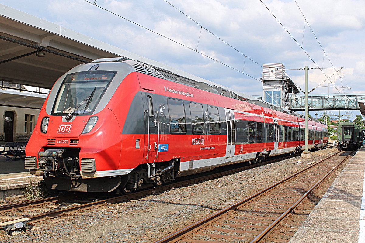 DB Regio 442 272/772  Gemeinde Breitengüßbach  stand am 22.06.19, als RE nach Nürnberg Hbf, im Sonneberger Hauptbahnhof.