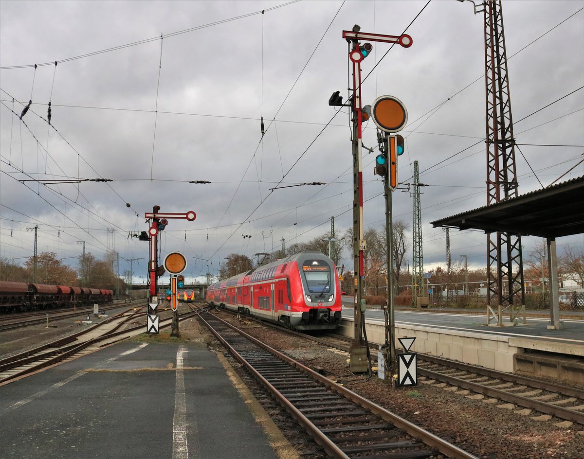 DB Regio 445 052 erreicht als RE55 Hanau Hbf am 22.12.18 