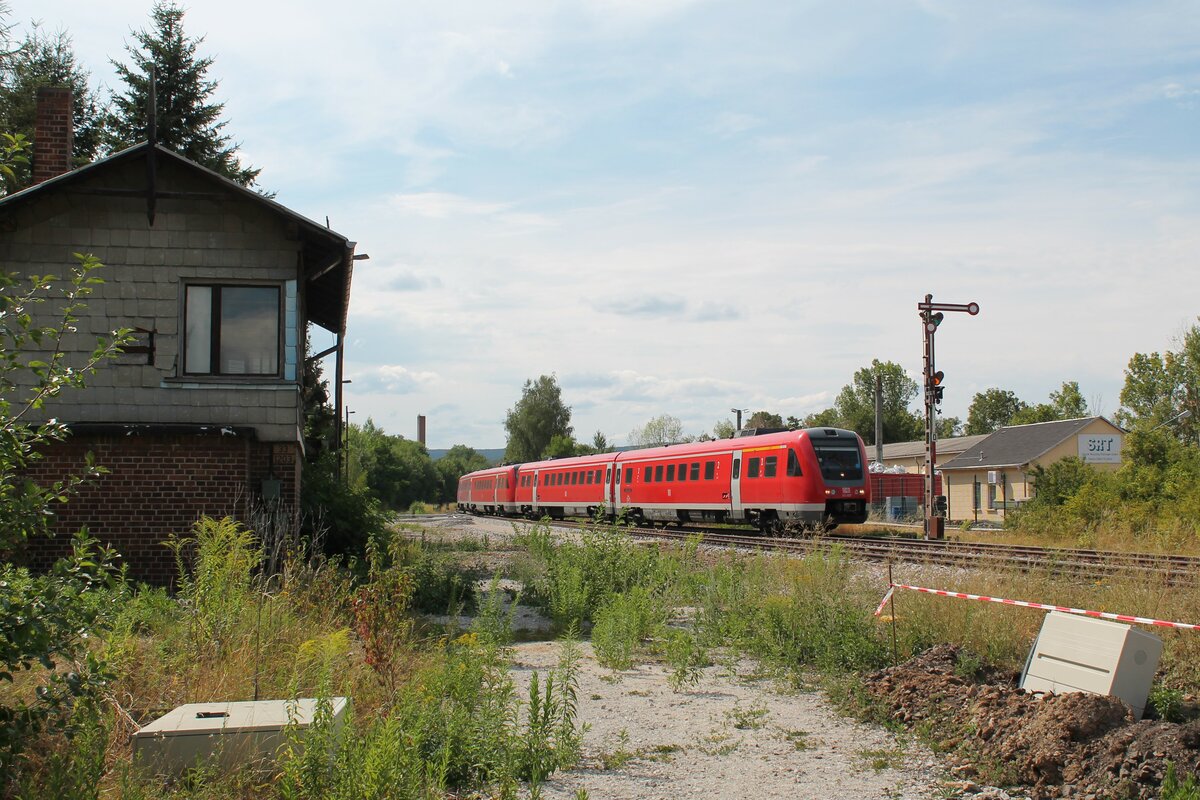 DB Regio-612 027 und 612 147 am 5.8.2022 auf Überführungsfahrt nach Gera in der Einfahrt zum oberen Bahnhof Pößneck
