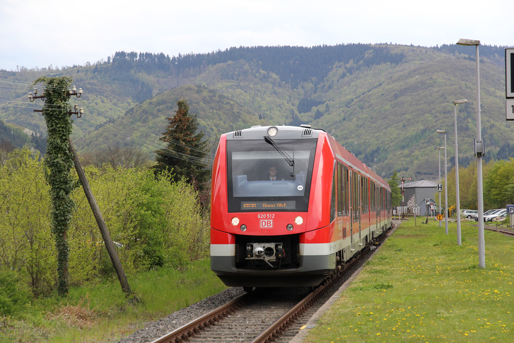 DB Regio 620 012 (620 512) erreicht von Ahrbrück kommend den Bahnhof Dernau. Nach kurzem Halt geht es durch das malerische Ahrtal und durch das nicht minder schöne Rheintal nach Bonn.
Aufnahmedatum: 29.04.2016