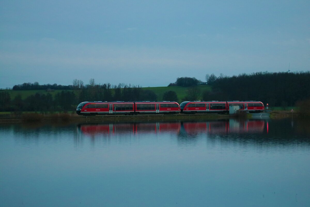 DB Regio 642 xxx + 642 xxx am 17.01.23 bei Nidderau Eichen als RB34 wo zur Zeit das Wasser der Nidder die Wiesen an der Bahnstrecke flutet 