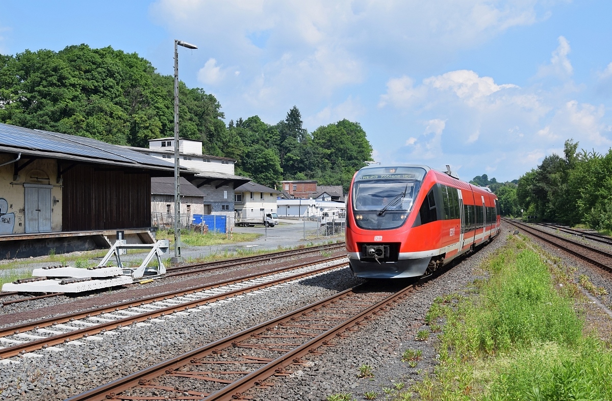 DB Regio 643 050/550 als RE 25 (4284)  Lahntal-Express  Gießen - Koblenz Hbf erreicht am 04.06.17 Weilburg (Foto vom Ende des Bahnsteigs).