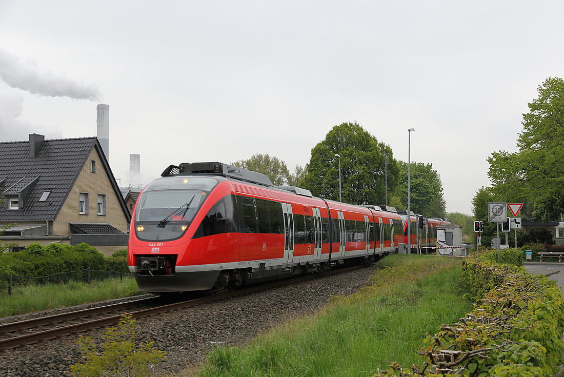 DB Regio 644 007 + 644 xxx // Grevenbroich-Gustorf // 28. April 2017. Mittlerweile fährt hier die VIAS als RB 39 (Düssel-Erft-Bahn).