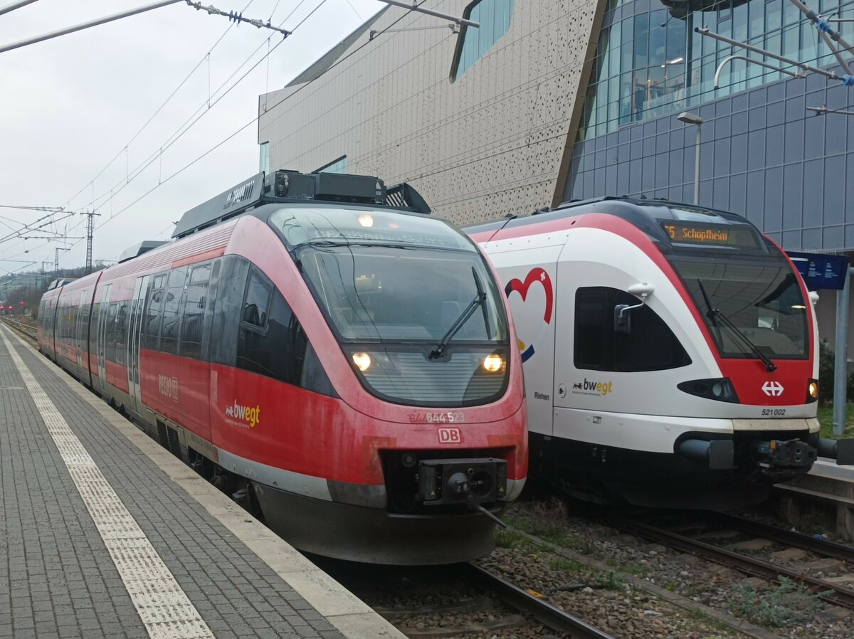 DB Regio 644 523 wartet in Weil am Rhein auf Gleis 2 darauf nach Basel Badischer Bahnhof zu fahren während 521 002 ,,Riehen   als S5 Schopfheim bereit steht Datum 4.3.2024 