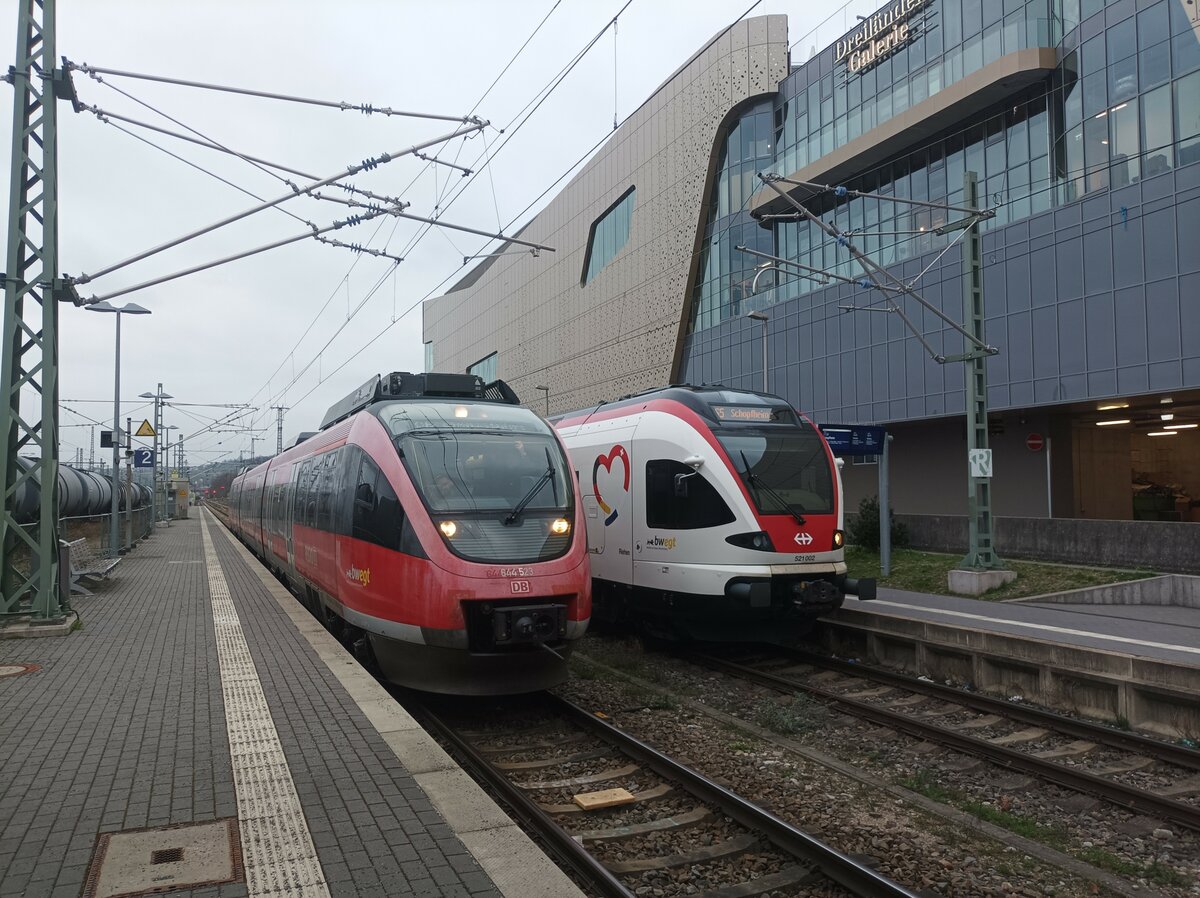 DB Regio 644 523 wartet in Weil am Rhein auf Gleis 2 darauf nach Basel Badischer Bahnhof zu fahren während 521 002 ,,Riehen   als S5 Schopfheim bereit steht Datum 4.3.2024 