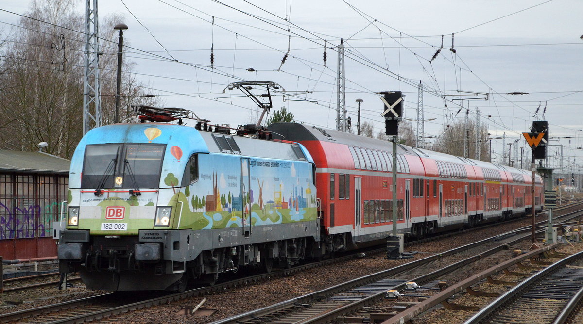 DB Regio AG [D]  182 002  [NVR-Nummer: 91 80 6182 002-6 D-DB] mit dem RE1 nach Frankfurt/Oder am 11.12.19 Berlin Hirschgarten.