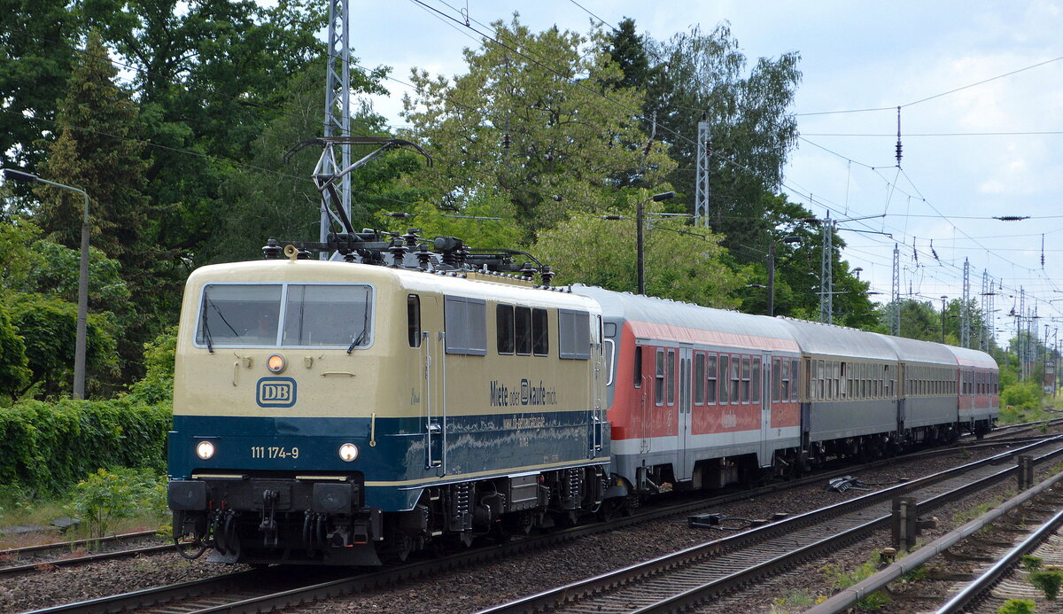 DB Regio AG (D), Fahrzeugnutzer: DB Gebrauchtzug mit  111 174-9  (NVR:  91 80 6111 174-9 D-DB ) und Sonderzug (Ukraine-Flüchtlinge, leer) Richtung Frankfurt/Oder am 31.05.22 Berlin Hirschgarten.