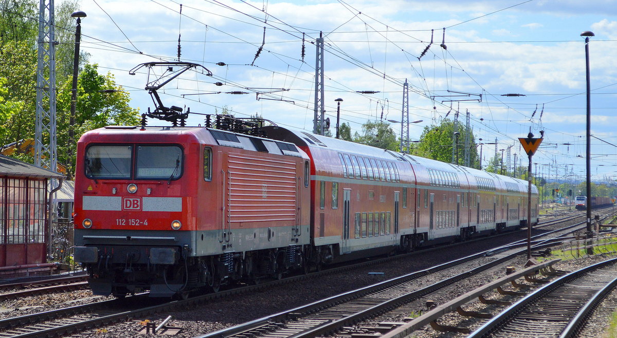 DB Regio AG mit  112 152-4  (NVR-Nummer 91 80 6112 152-4 D-DB ) und dem RE1 nach Frankfurt/Oder am 14.05.19 Berlin-Hirschgarten.