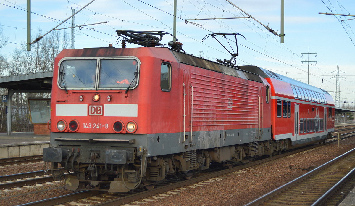 DB Regio AG mit  143 241-8  (NVR:  91 80 6143 241-8 D-DB ) und einem DB-Regio Doppelstockwagen aus Rostock wohl laut Tf. bei einer Überführungsfahrt nach Dresden zwecks des Wagens und die Lok soll wohl weiter nach Nürnberg gehen, 15.01.20 Bf. Flughafen Berlin Schönefeld.