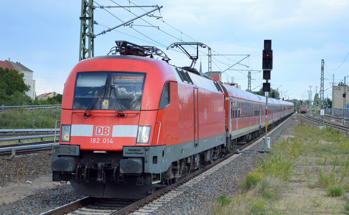 DB Regio AG mit  182 014  (NVR-Nummer: 91 80 6182 014-1 D-DB] und der Wagengarnitur des IRE nach Hamburg fährt zur Bereitstellung durch den Bahnhof Berlin Ostkreuz am 03.08.19