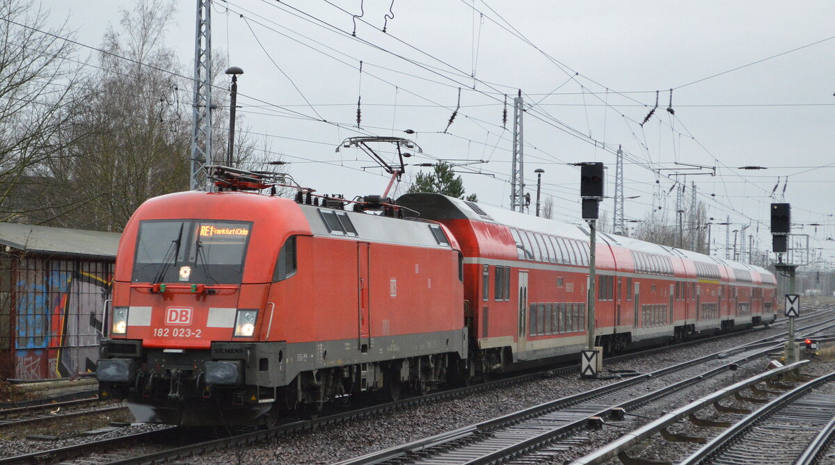 DB Regio AG - Region Nordost mit  182 023-2  [NVR-Nummer: 91 80 6182 023-2 D-DB] und dem RE1 nach Frankfurt/Oder am 04.01.22 Berlin Hirschgarten.