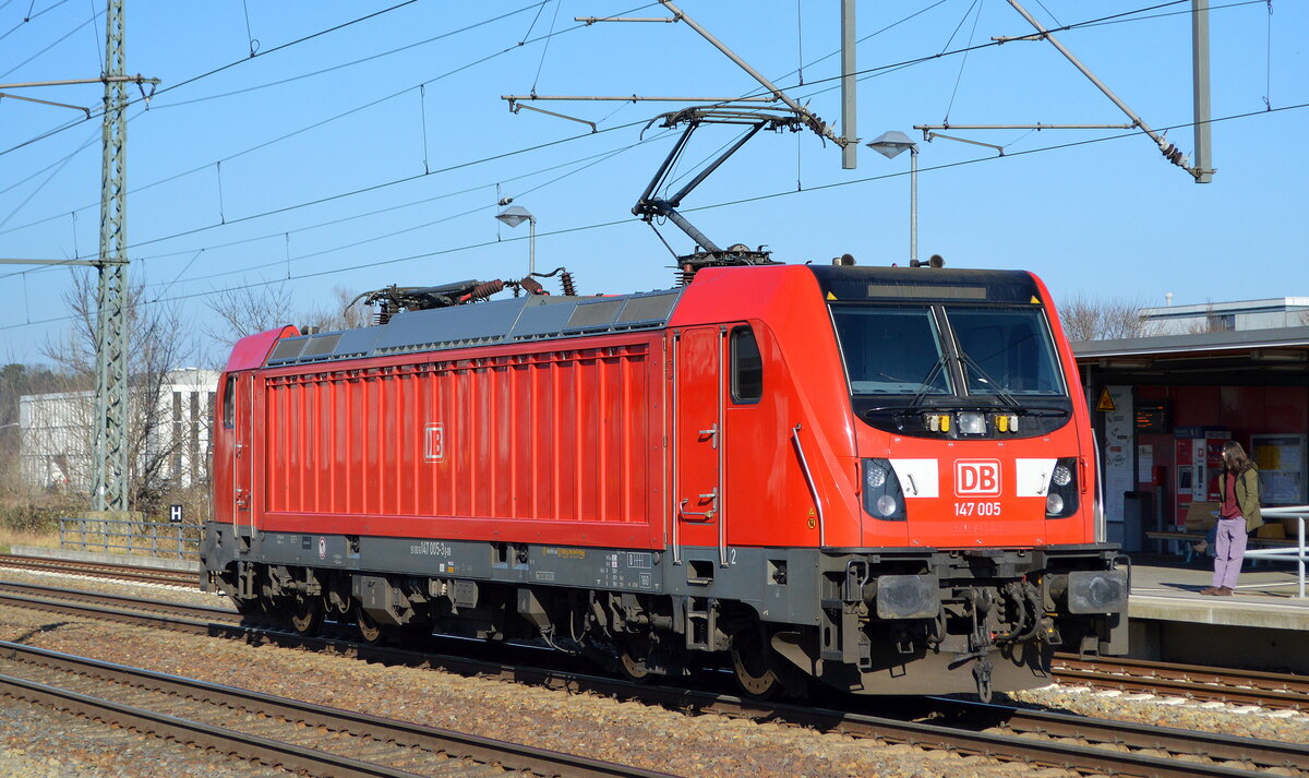 DB Regio AG - Region Nordost mit  147 005  [NVR-Nummer: 91 80 6147 005-3 D-DB] am 28.02.22 Durchfahrt Bf. Golm (Potsdam).