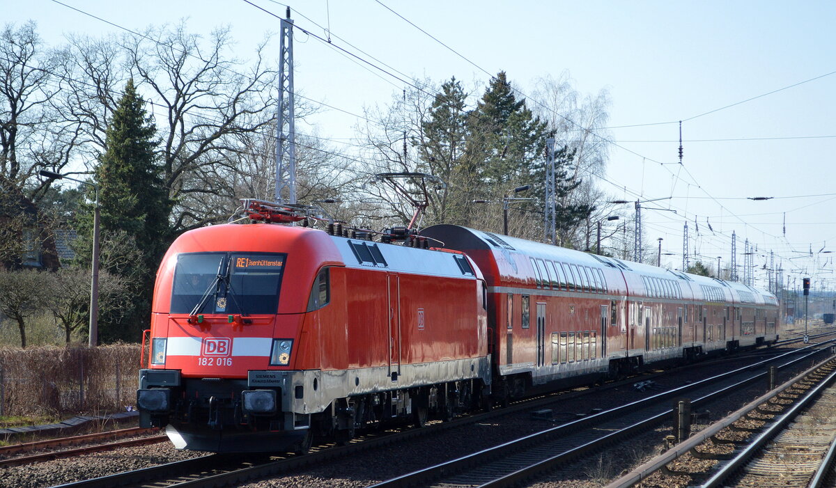 DB Regio AG - Region Nordost mit  182 016  [NVR-Nummer: 91 80 6182 016-6 D-DB] und dem RE1 nach Eisenhüttenstadt (heute bedingt durch Baustellen aus Berlin Lichtenberg kommend) am 21.03.22 Berlin Hirschgarten.