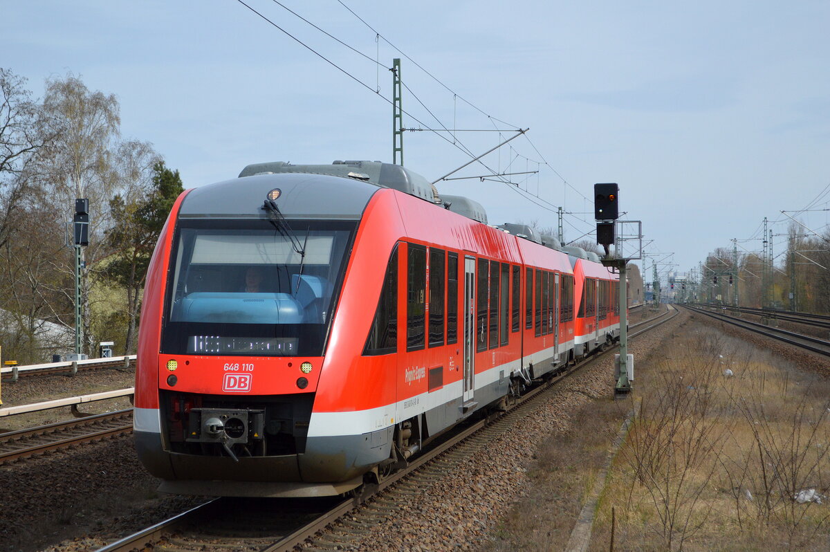 DB Regio AG - Region Nordost mit dem RE 6 nach Wittenberge mit  648 110  +  648 120  am 01.04.22 Einfahrt Bf. Berlin Jungfernheide.
