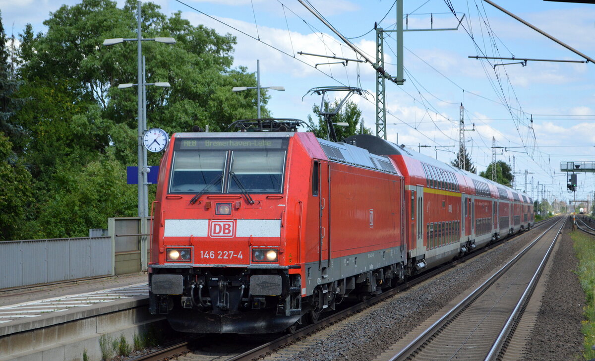DB Regio AG - Region Nord, Regionalbahn Niedersachsen/Bremen, Hannover mit  146 227-4  [NVR-Nummer: 91 80 6146 227-4 D-DB] und dem RE8 Richtung Bremerhaven-Lehe am 05.07.22 Durchfahrt Bahnhof Dedensen Gümmer.