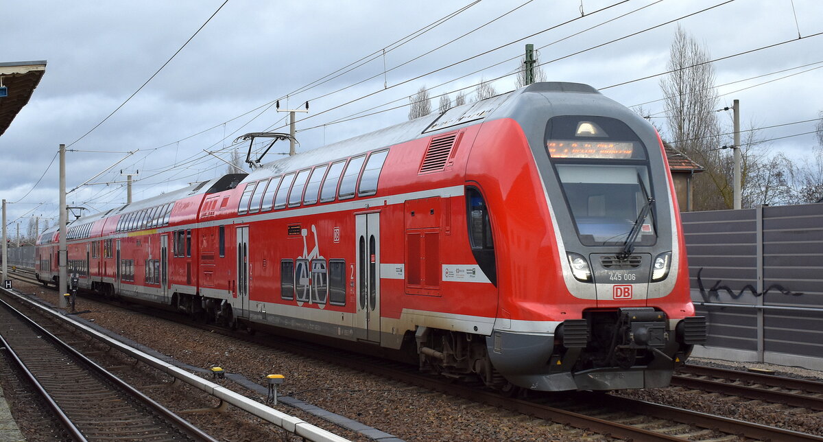 DB Regio AG - Region Nordost mit dem RE 5 aus Stralsund Hbf. nach Berlin Südkreuz mit   445 006  (NVR:  91 80 0445 006-3 D-DB..... ) am 05.01.23 Berlin Blankenburg.