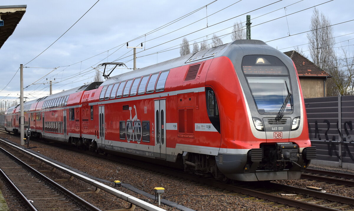 DB Regio AG - Region Nordost mit dem RE 5 aus Rostock Hbf. nach Berlin Südkreuz mit  445 001  (NVR:  91 80 0445 001-4 D-DB.... ) am 07.01.23 Berlin Blankenburg.