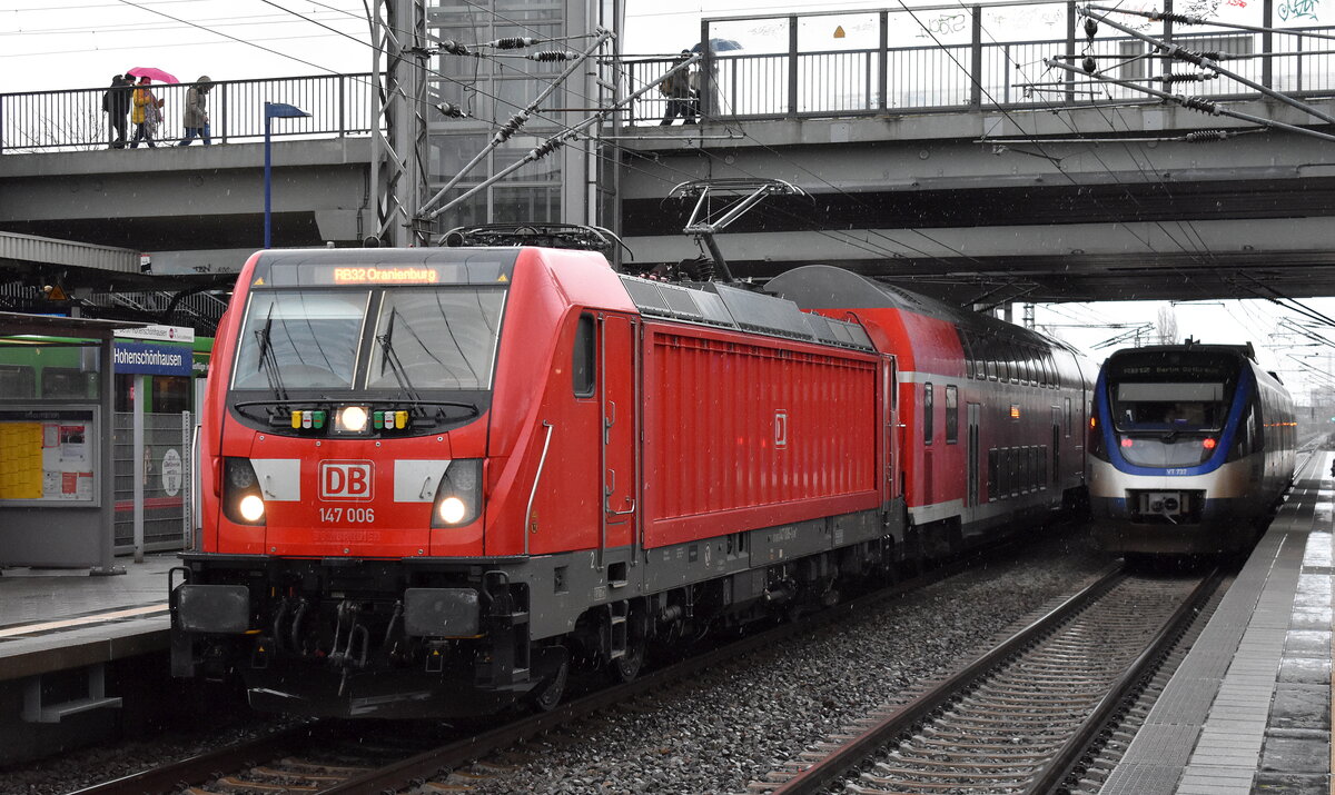 DB Regio AG - Region Nordost mit der  147 006  [NVR-Nummer: 91 80 6147 006-1 D-DB] und der RB 32 nach Oranienburg im Bahnhof Berlin Hohenschönhausen am 12.01.23
