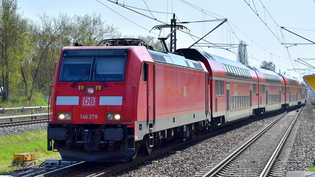 DB Regio AG - Region Nordost mit ihrer  146 278  [NVR-Nummer: 91 80 6146 278-7 D-DB] und einer Regio Doppelstocksteuerwagengarnitur nach dem Streikende auf dem Weg zur Bereitstellung am 21.04.23 Durchfahrt Bahnhof Berlin Hohenschönhausen.  