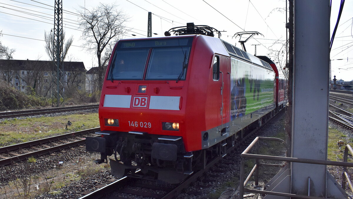 DB Regio AG - Region Südost, Fahrzeugnutzer: Elbe-Saale-Bahn, Magdeburg mit ihrer  146 029  (NVR:  91 80 6146 029-4 D-DB ) und der RB 40 Richtung Burg am 19.03.24 Einfahrt Bahnhof Magdeburg-Neustadt.