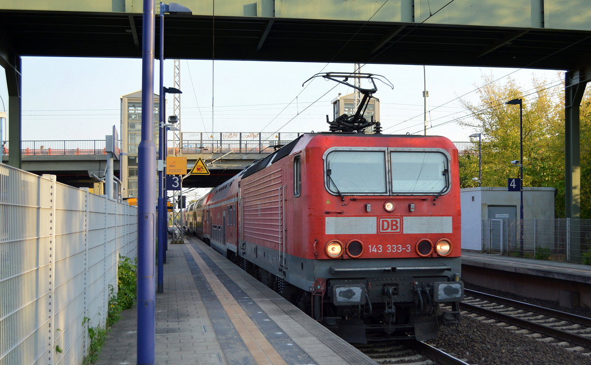 DB Regio AG, Region Nordost mit dem RE3 nach Schwedt (Oder) mit 143 333-3  91 80 6143 333-3 D-DB  und 112 118   91 80 6112 118-5 D-DB  am Ende des Zuges im Tandem am 19.09.18 Bf. Berlin-Hohenschönhausen. 