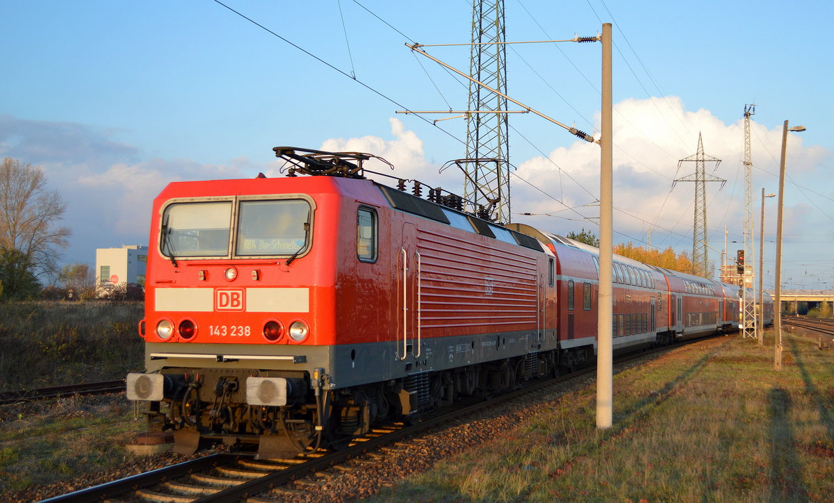 DB Regio AG, Region Nordost mit  143 238  ( NVR-Nummer   91 80 6143 238-4 D-DB ) mit dem RB14 bei der Einfahrt Bf. Flughafen Berlin-Schönefeld, 10.11.19