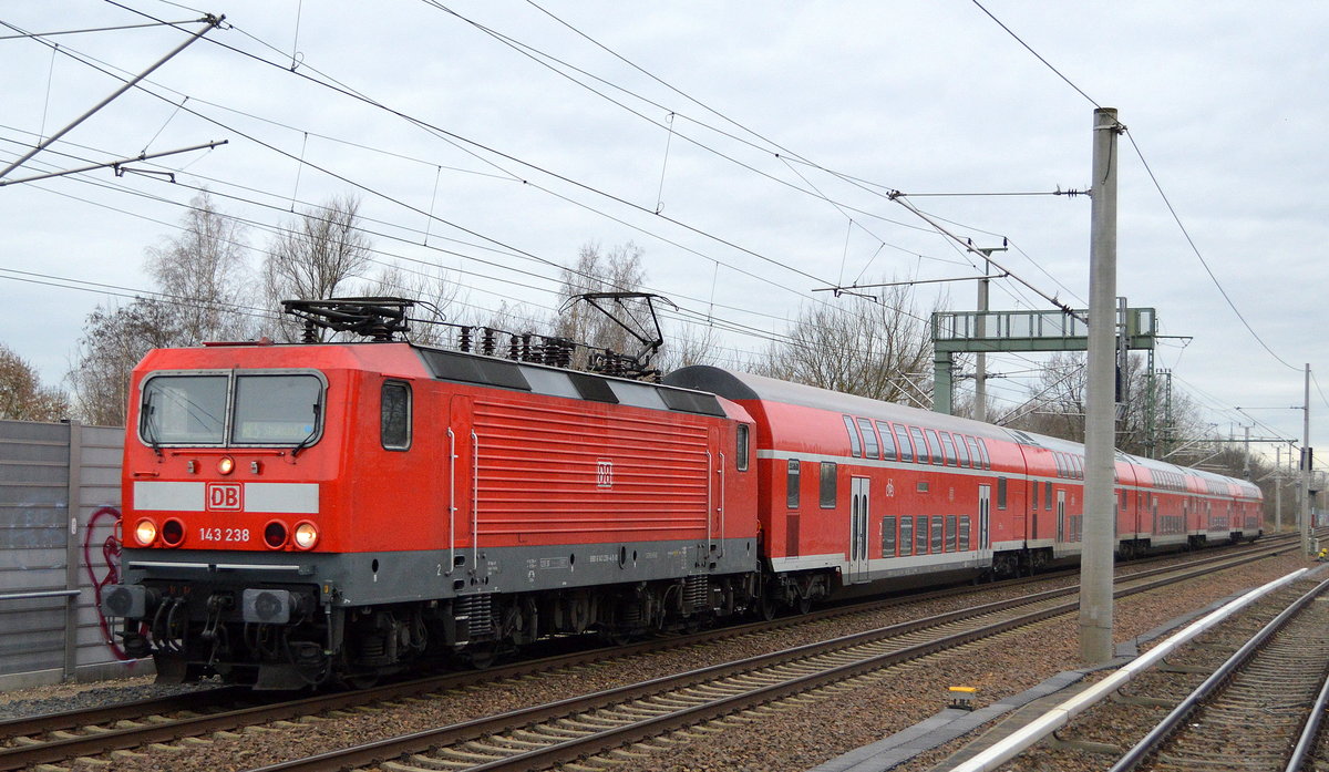 DB Regio AG, Region Nordost mit  143 238  (NVR-Nummer  91 80 6143 238-4 D-DB ) mit dem RE5 nach Stralsund Hbf. am 16.12.19 Berlin Blankenburg.