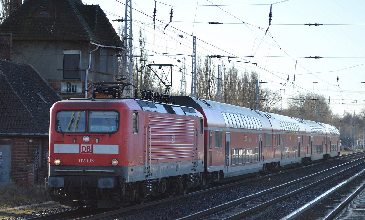 DB Regio AG, Region Nordost mit  112 103  (NVR-Nummer   91 80 6112 103-7 D-DB ) mit dem RE3 nach Stralsund HBf. am 16.01.20 Berlin Buch.