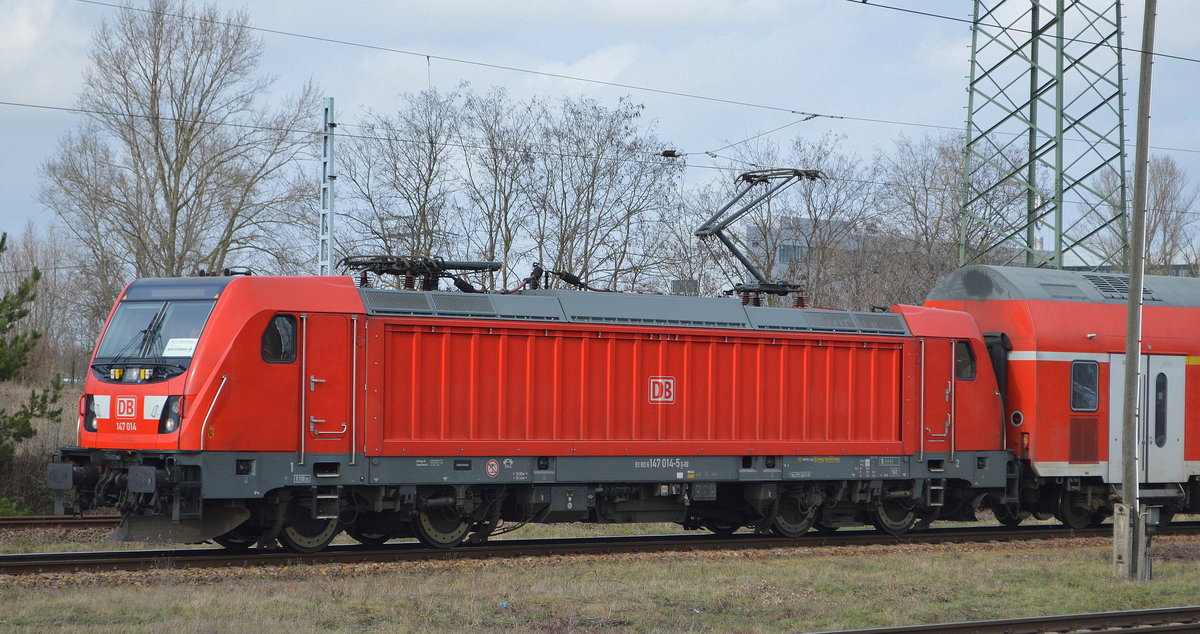 DB Regio AG, Region Nordost [D] mit  147 014  [NVR-Nummer: 91 80 6147 014-5 D-DB] und dem RB 14 von Nauen bei der Einfahrt Bf. Flughafen Berlin Schönefeld am 09.03.20