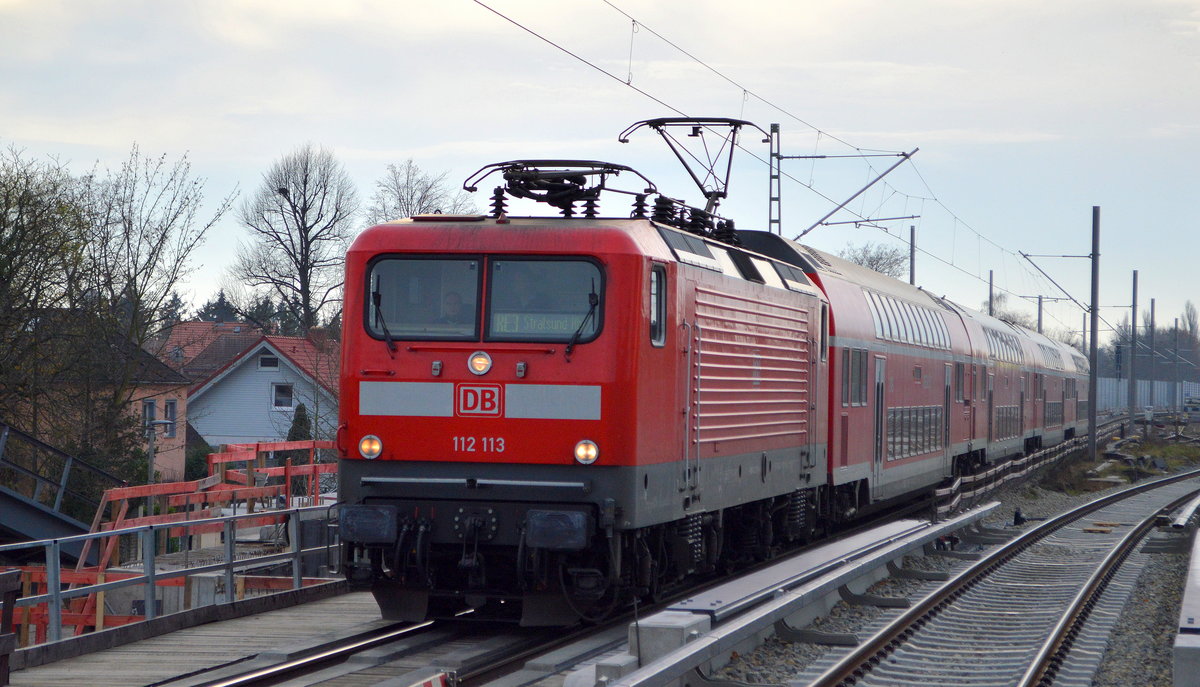 DB Regio AG, Region Nordost mit dem RE3 nach Stralsund Hbf. mit  112 113  (NVR-Nummer   91 80 6112 113-6 D-DB ) am 04.12.20 Berlin Karow. 