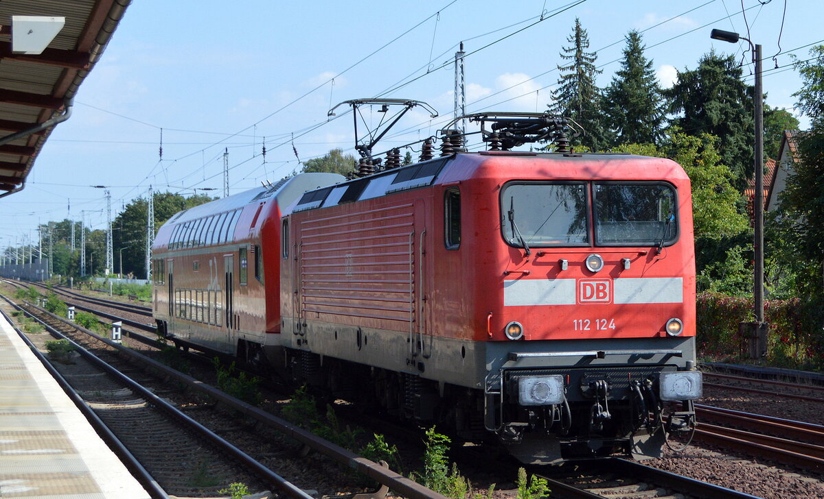 DB Regio AG, Region Nordost, Bh Cottbus mit  112 124  (NVR-Nummer   91 80 6112 124-3 D-DB ) und DB Regio Doppelstock-Steuerwagen am Haken auf Dienstfahrt am 10.09.21 Berlin Hirschgarten. 