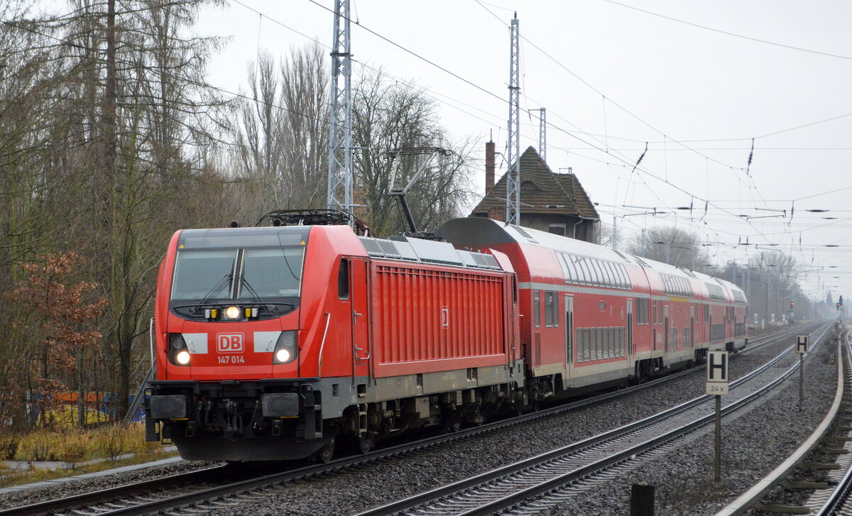 DB Regio AG, Region Nordost mit  147 014  [NVR-Nummer: 91 80 6147 014-5 D-DB] und dem RE3 nach Schwedt am 30.12.21 Berlin Buch. 