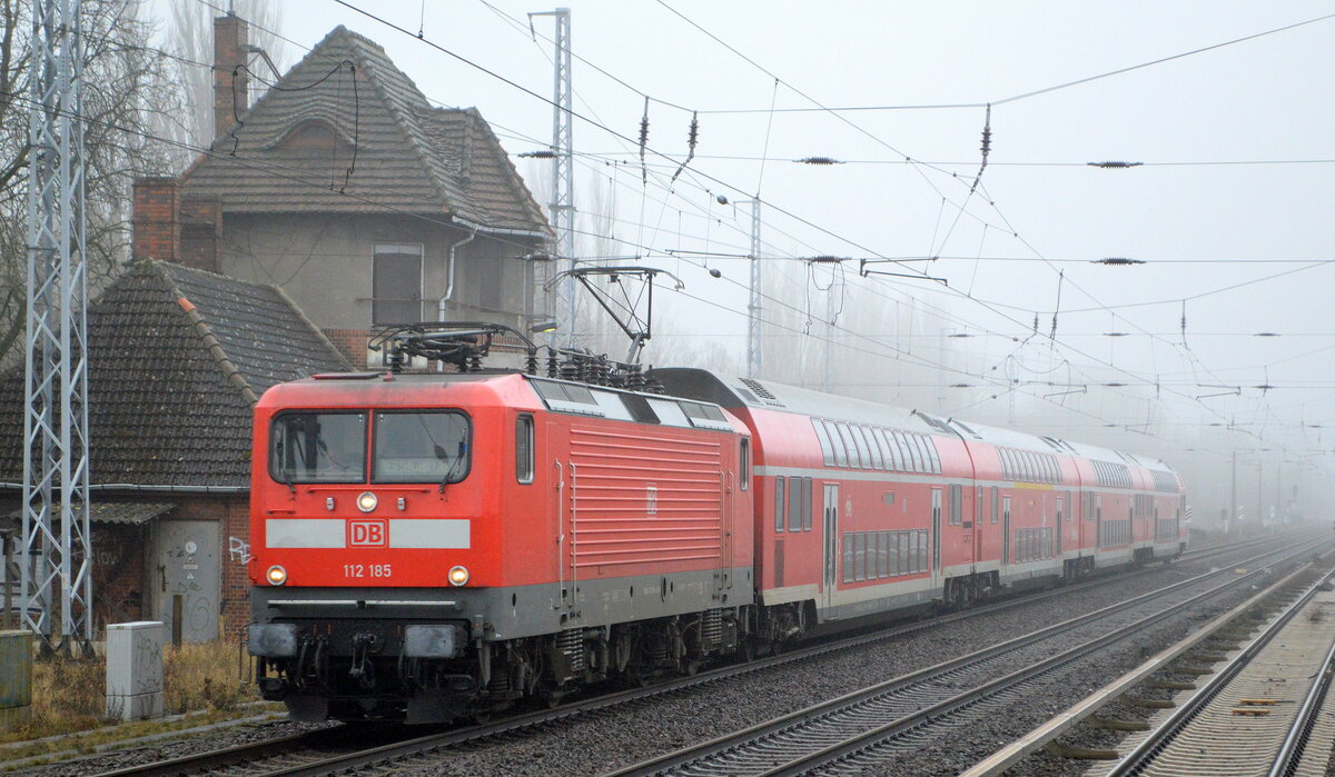 DB Regio AG, Region Nordost mit  112 185  (NVR-Nummer   91 80 6112 185-4 D-DB ) und dem RE3 Richtung Schwedt am 12.01.22 Berlin Buch.