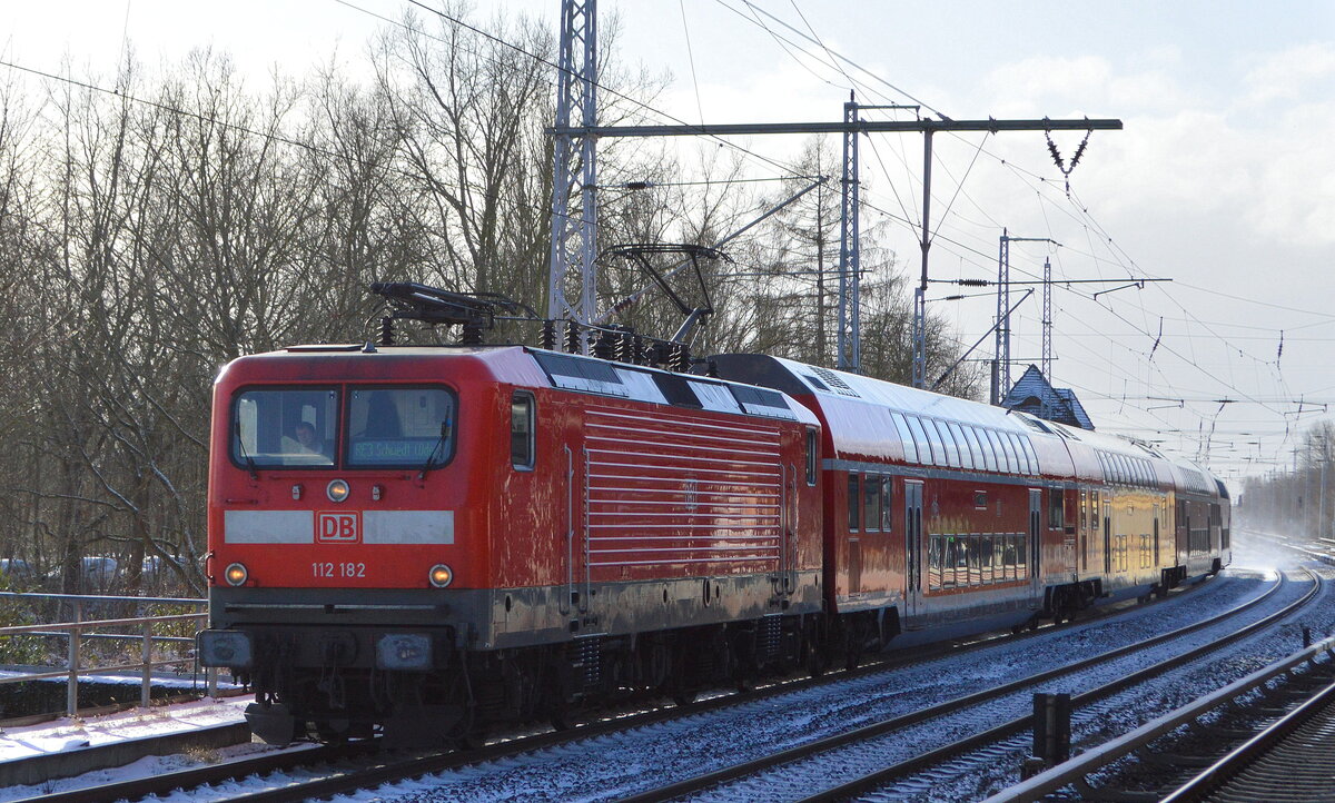 DB Regio AG, Region Nordost mit  112 182  (NVR-Nummer   91 80 6112 182-1 D-DB ) als RE3 nach Schwedt am 20.01.22 Berlin-Buch.