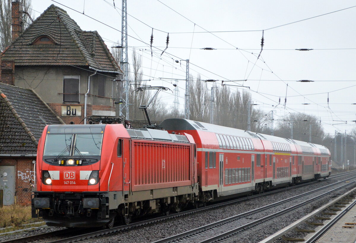 DB Regio AG, Region Nordost mit  147 014  [NVR-Nummer: 91 80 6147 014-5 D-DB] und dem RE3 Richtung Stralsund Hbf. am 25.01.22 Berlin Buch.