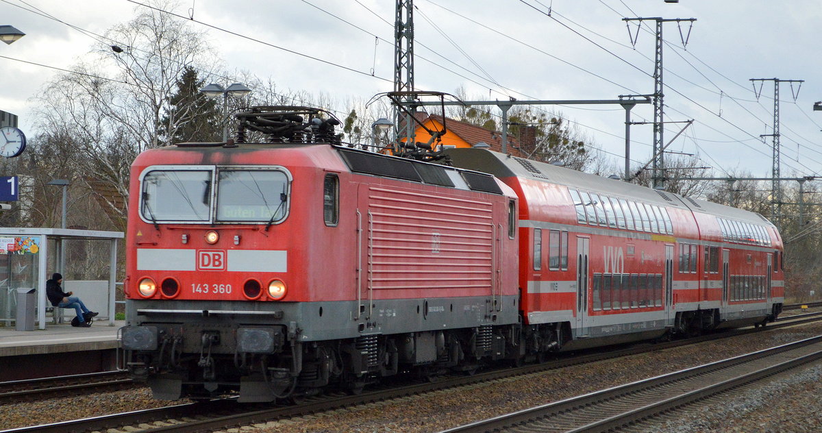 DB Regio AG, Region Südost überraschend auf Dienstfahrt mit  143 360  (NVR-Nummer   91 80 6143 360-6 D-DB ) + Doppelstockwagen und Steuerwagen (VVO) bei der Durchfahrt am 18.02.20 Bf. Golm (Potsdam).