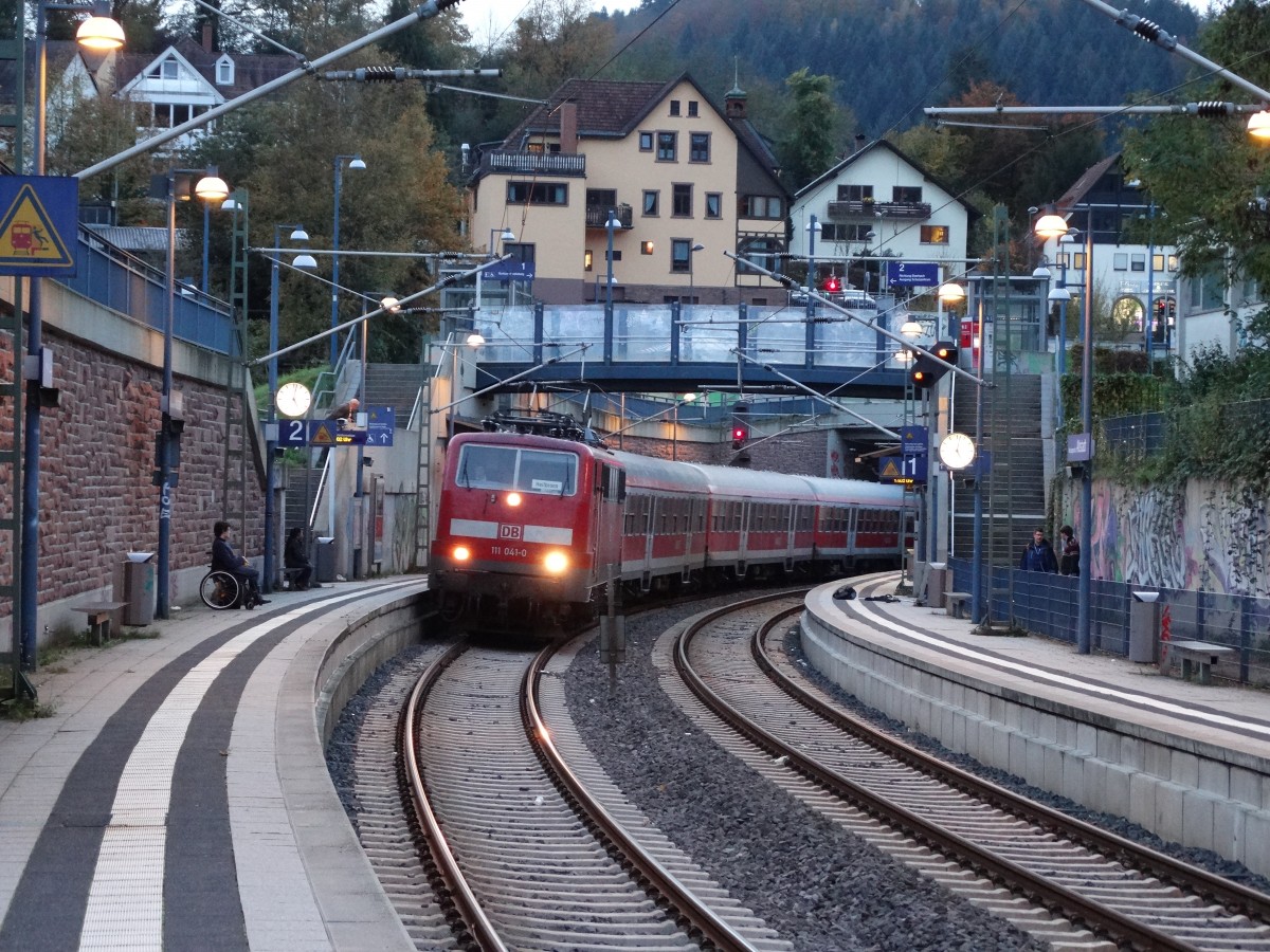 DB Regio Baden Württemberg 111 041-0 am 04.11.14 in Neckargemünd Altstadt 